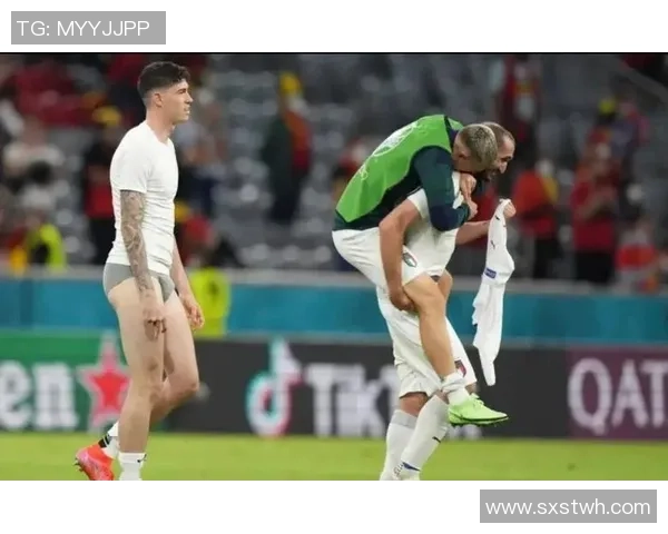 足球赛场突发意外球星短裤被扯断全场观众惊呼场面一度尴尬